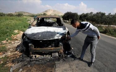Kolonët izraelitë djegin 3 automjete të palestinezëve në Bregun Perëndimor