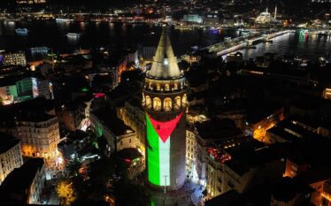 Kulla Gallata e Stambollit ndriçohet me flamurin palestinez për të…