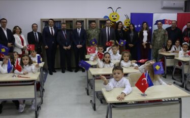KFOR-i Turk dhuron pajisje për një klasë në Prizren