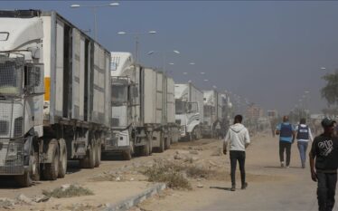 Kamionë të ngarkuar me ndihma humanitare vazhdojnë të hyjnë në…