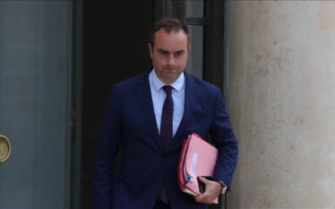 Kryeministri francez Lecornu jep dorëheqje mes kritikave në rritje për…