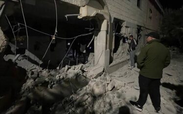 Ushtria izraelite shkatërron me eksploziv shtëpinë e një palestinezi në…