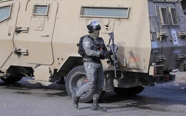 Ushtarët izraelitë bastisin shtëpitë e të burgosurve palestinezë të liruar…