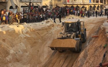 Ekipet palestineze kërkojnë trupat e pengjeve izraelite në Khan Younis…