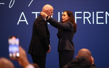 Presidentja Osmani dekoron me medalje nderi presidentin e FIFA-s, Gianni…