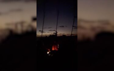 Një anije e madhe luftarake shihet pranë anijeve të Flotiljes…