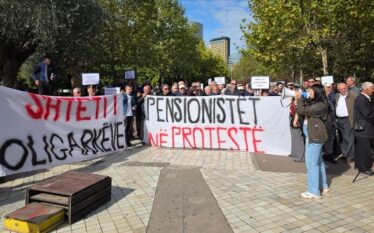 Shqipëri, pensionistët në protestë për rritjen e pensioneve dhe përmirësimin…