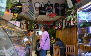 Pronarët e kafenesë në Londër nën presion, refuzojnë të heshtin…