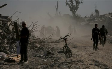 Mijëra palestinezë kthehen në zonat e liruara nga forcat izraelite…