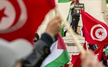 Tunizianët protestojnë pranë ambasadës amerikane, kërkojnë lirimin e aktivistëve të…