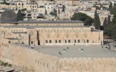 Hebrenjtë fanatikë vazhdojnë në ditën e tretë bastisjen e tyre…