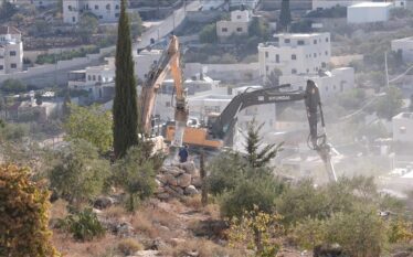 Ushtria izraelite shemb shtëpi dhe arreston 24 palestinezë në Bregun…