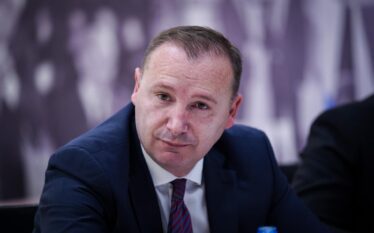 Zemaj kërkon falje për grushtin ndaj qytetarit në shesh: Më…