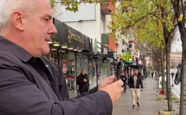 Sveçla “përplaset” me një person me logo të LDK’së në…