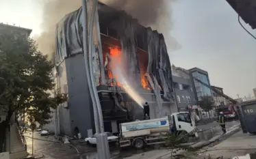 Zjarri në një depo parfumesh në veriperëndim të Turqisë vret…