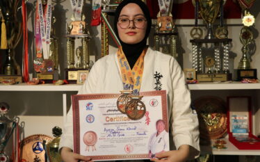 Vajza me shami shënon sukses në karate, mëson nga babai…