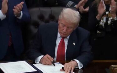 Trump kthen në ligj draftin e shpenzimeve, rifillojnë operacionet qeveritare