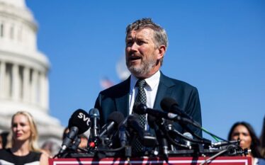 Trump i kërkon miliarderëve të rrëzojnë republikanin që kërkon të…