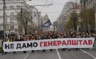Mijëra njerëz protestojnë në Beograd kundër ligjit që lejon projektin…