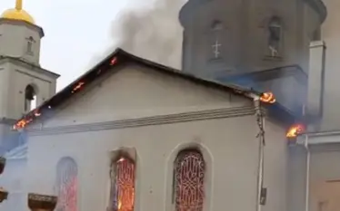 Artileria ruse shkatërron kishën historike ukrainase në Donbas
