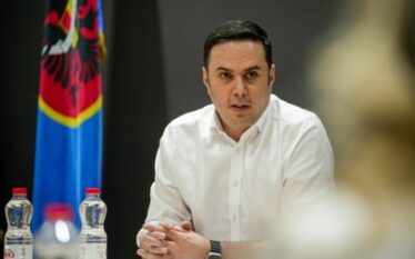 Abdixhiu u përgjigjet me ironi reagimeve për koalicionet: Kundërshtarët tonë…