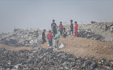 Banorët e Gazës rindërtojnë strehimore nga rrënojat teksa dimri afrohet…