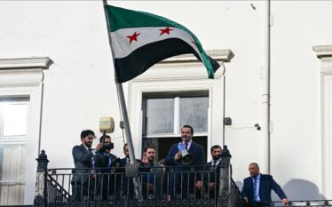Flamuri i ri i Sirisë ngrihet në ambasadën në Londër