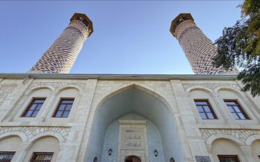 Xhamia historike e Xhumasë në Karabak rihapet për adhurim pas…