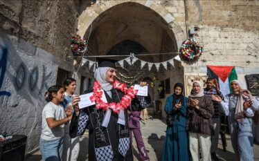 Studentët palestinezë festojnë suksesin në provime në Gazën e shkatërruar…