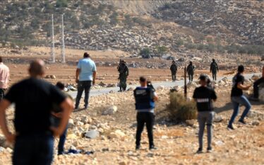 Kolonët e paligjshëm izraelitë punojnë tokat bujqësore palestineze në Hebron…