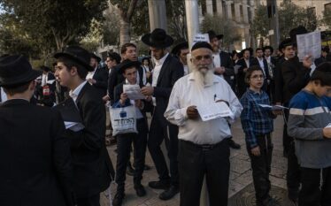 Dhjetëra hebrenj ultra-ortodoksë protestojnë kundër shërbimit ushtarak në Izrael