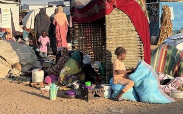 Qindra civilë të zhvendosur ikin nga qyteti El-Fasher në veri…