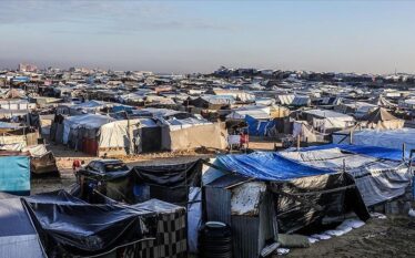 Mijëra palestinezë në Gaza kërkojnë urgjentisht tenda për të kaluar…