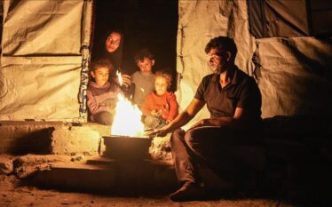 Banorët e Gazës përballen me errësirë dhe rreziqe shëndetësore nga…