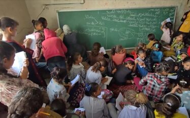 Nxënësit e zhvendosur në Gaza përpiqen të vazhdojnë arsimimin e…