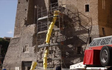 Kulla mesjetare e Romës shembet pjesërisht gjatë rinovimit, plagoset rëndë…