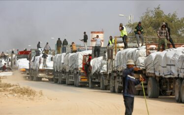 Kamionët me ndihma vazhdojnë të hyjnë në Gaza sipas marrëveshjes…
