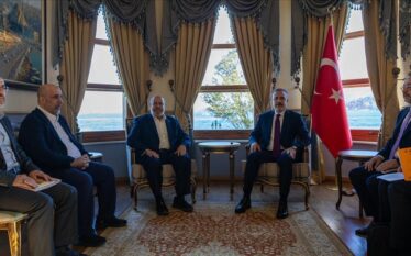 Ministri i Jashtëm turk takohet me anëtarët e byrosë politike…