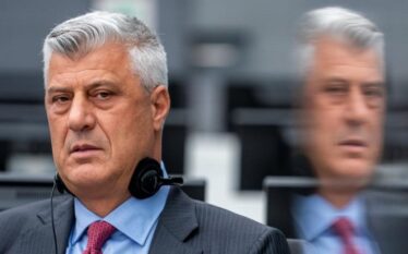 Specialja rrëzon kërkesën e mbrojtjes së Thaçit për dëshminë me shkrim, dëshmitari duhet të përballet me pyetjet në gjykatë