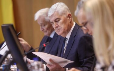 Kaos në Parlamentin e Bosnjë e Hercegovinës: Deputetët u përplasën,&hellip;