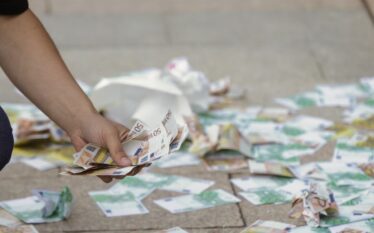 “Paga kalimtare”: Mbi 150 mijë euro në muaj për ish-deputetët