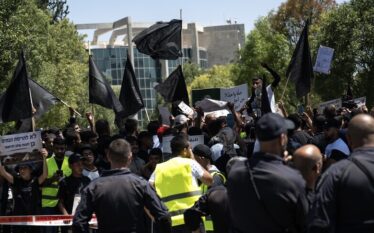 Qindra palestinezë protestojnë kundër politikave izraelite të shembjes së shtëpive&hellip;