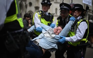 Policia britanike arreston mbështetës të organizatës ‘Palestine Action’ jashtë gjykatës&hellip;