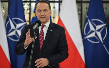 Polonia: Rusia mund të jetë duke përgatitur sulm me “flamur&hellip;