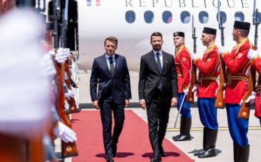 Presidenti francez Macron mbërrin në Mal të Zi, pritet nga&hellip;