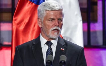 Presidenti çek sfidon qeverinë, thotë se do të udhëheqë delegacionin&hellip;