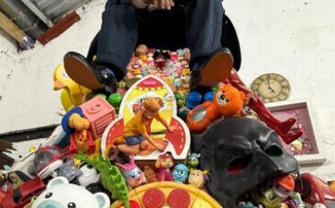 Artisti ekspozon në Bazel skulpturën e Netanyahut mbi lodra fëmijësh