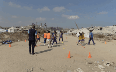 Gaza, pavarësisht shkatërrimit nga sulmet izraelite futbollistët nuk heqin dorë&hellip;