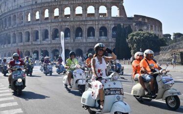 Mijëra ngasës Vespa marrin pjesë në paradën e motoçikletave në&hellip;