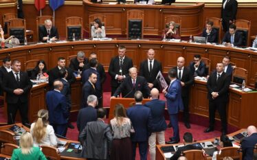 Ndërpritet seanca e Kuvendit të Shqipërisë, deputetët e opozitës bllokojnë&hellip;